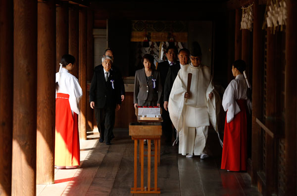Abe rapped for war shrine offering