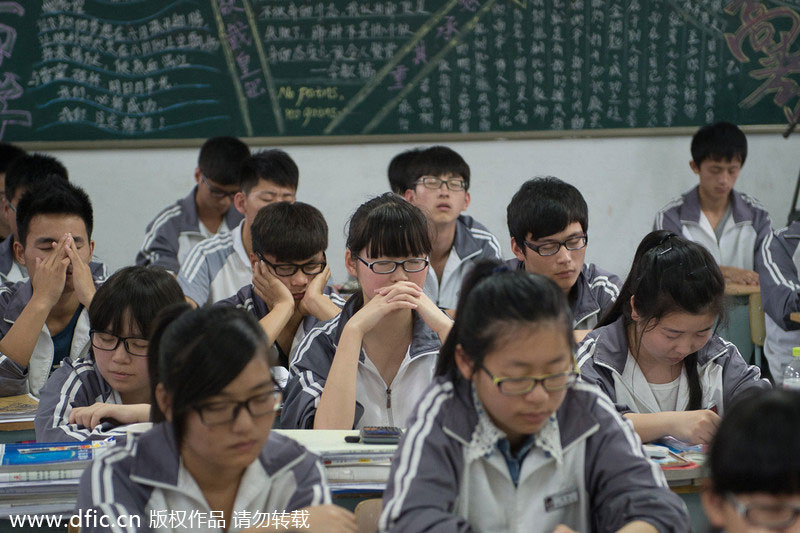Hypnosis eases <EM>gaokao</EM> examinees' nerves
