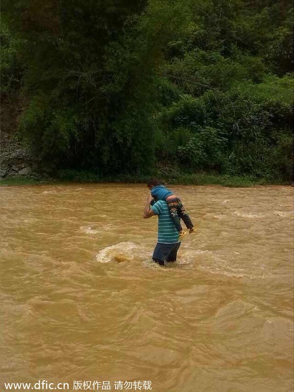 Yunnan teachers carry students across river to school