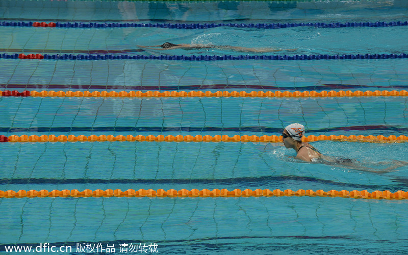 Beijingers cool off in Water Cube