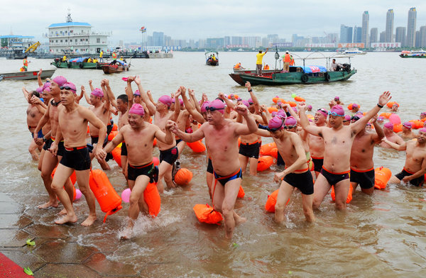 Swimmers cross Yangtze River to honor Chairman Mao