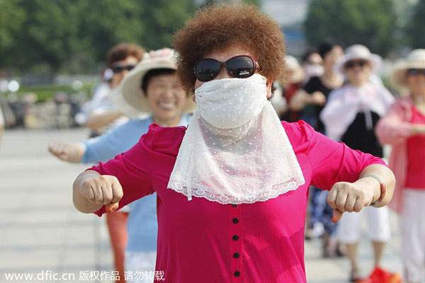 2,000 perform square dance in sizzling heat