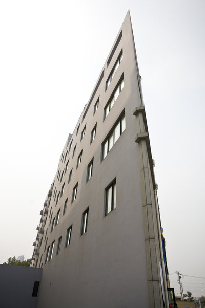 Playing card plays tricks on the eye in E China