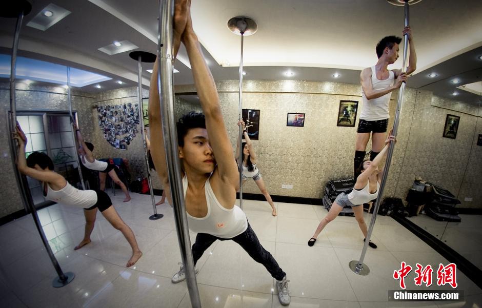 How a male pole dancing coach pursues his dream