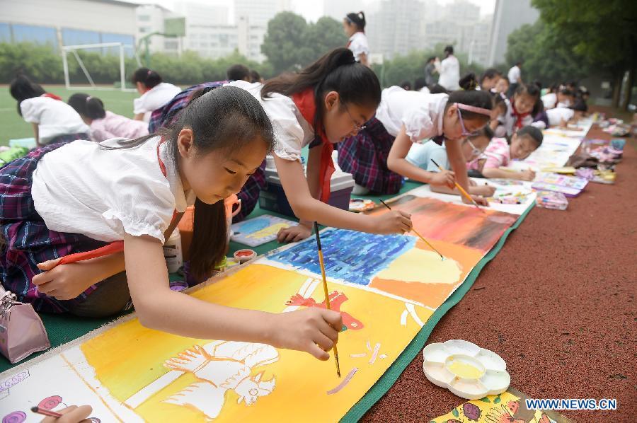 Students draw pictures to welcome Children's Day