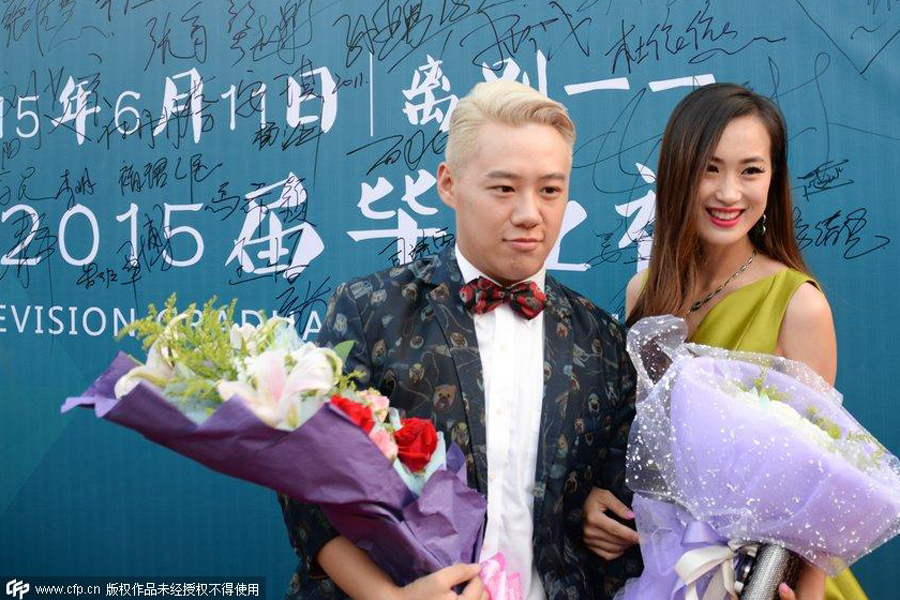 Students shine on red carpet at graduation party in Nanjing