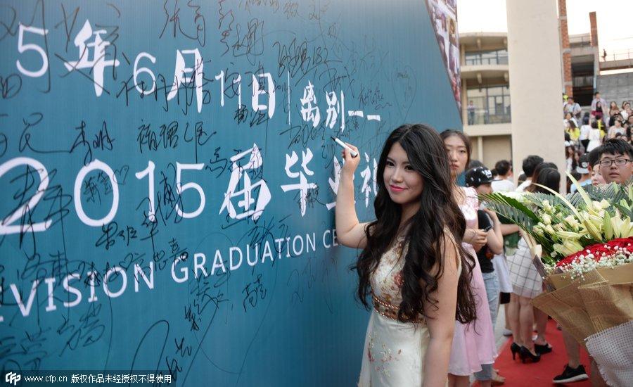 Students shine on red carpet at graduation party in Nanjing