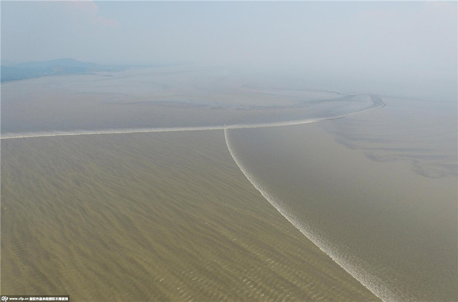 Tourists flock to watch tidal waves in Qiantang River