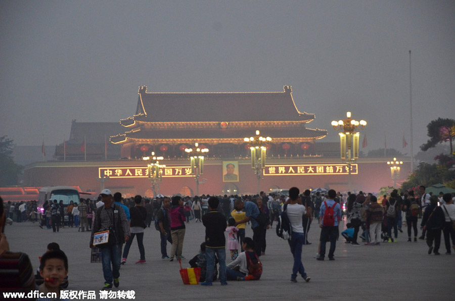 Smog creeps back to shroud week-long holiday