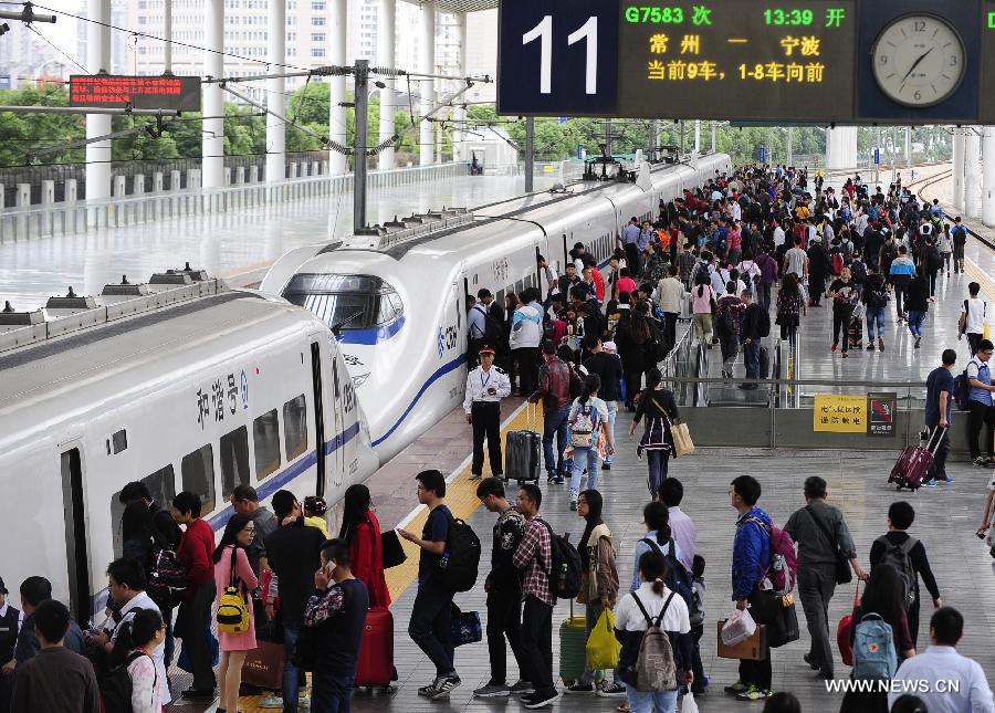 Holiday travel surges as vacationers return to work