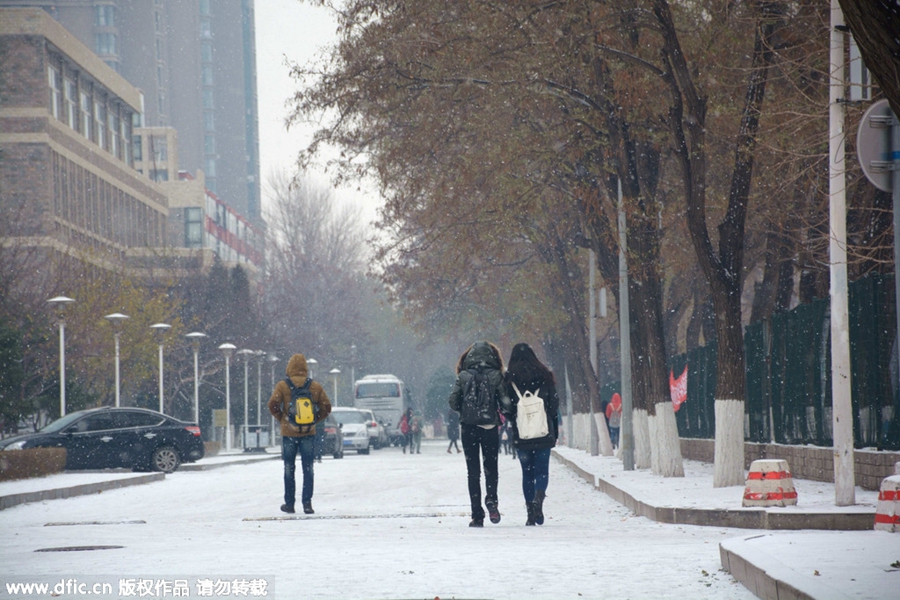 Snow hits North China as temperature drops