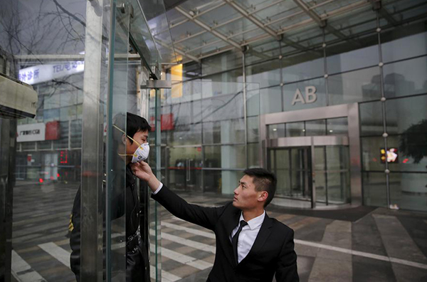 Life in smoggy Beijing amid red alert