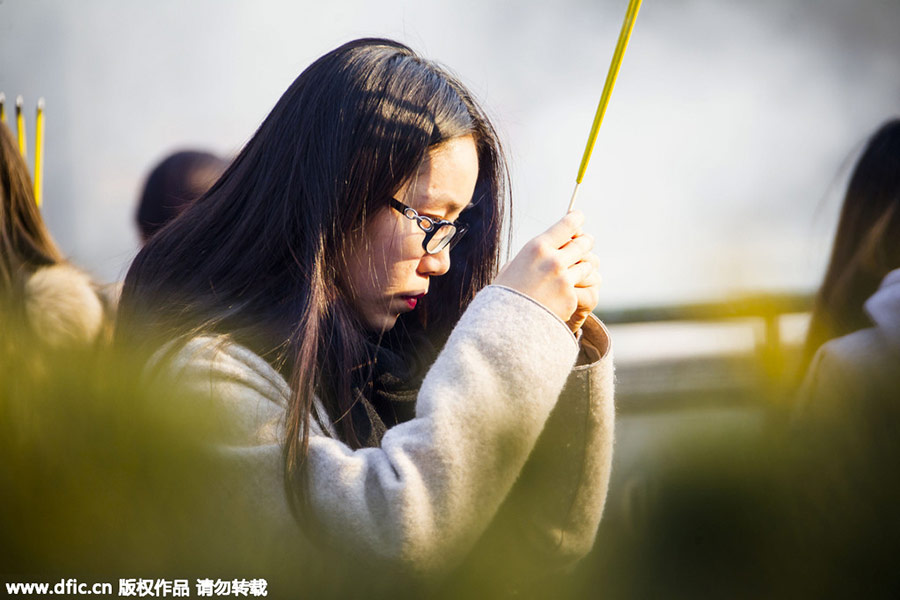 Chinese temples flooded with new year prayers, including foreigners