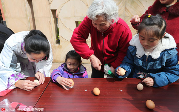 Students welcome spring by making egg stand