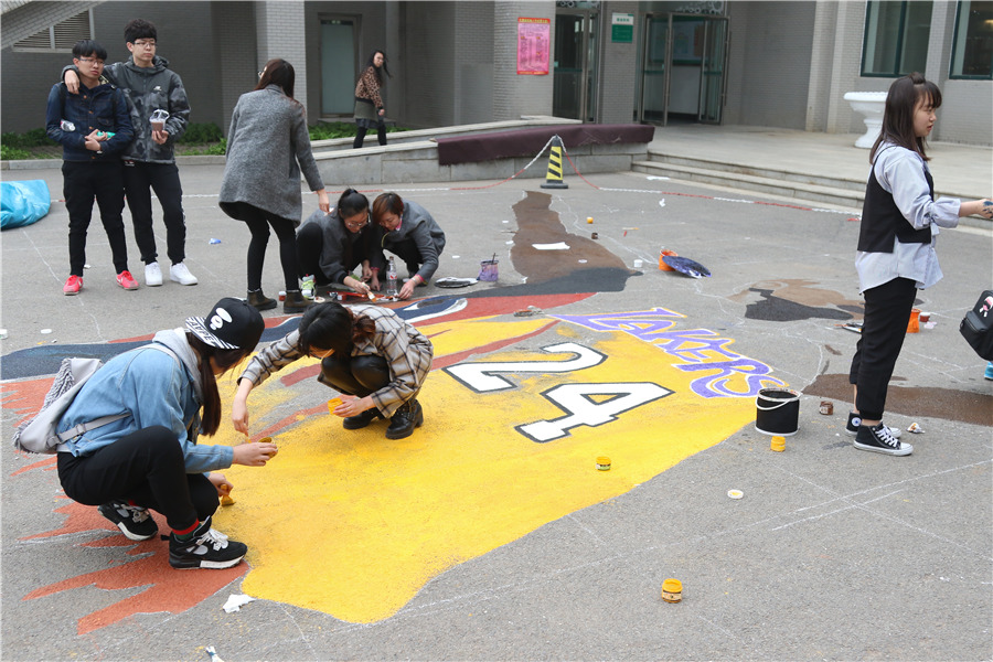 College students in China bid Kobe Byrant farewell