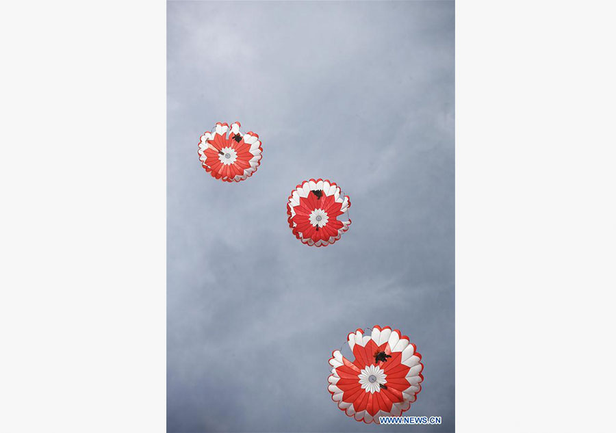 Soldiers attend parachute jumping training in NW China's Xinjiang