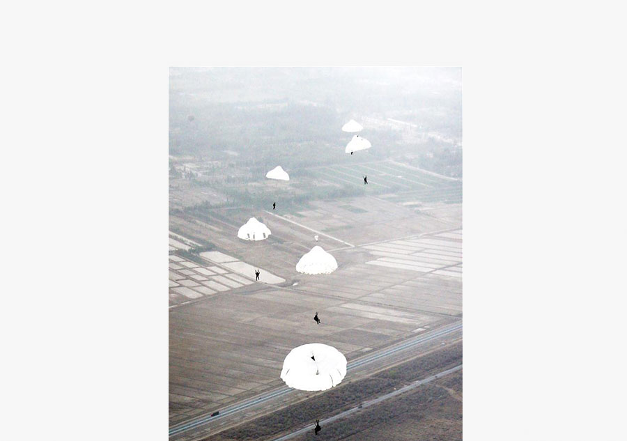 Soldiers attend parachute jumping training in NW China's Xinjiang