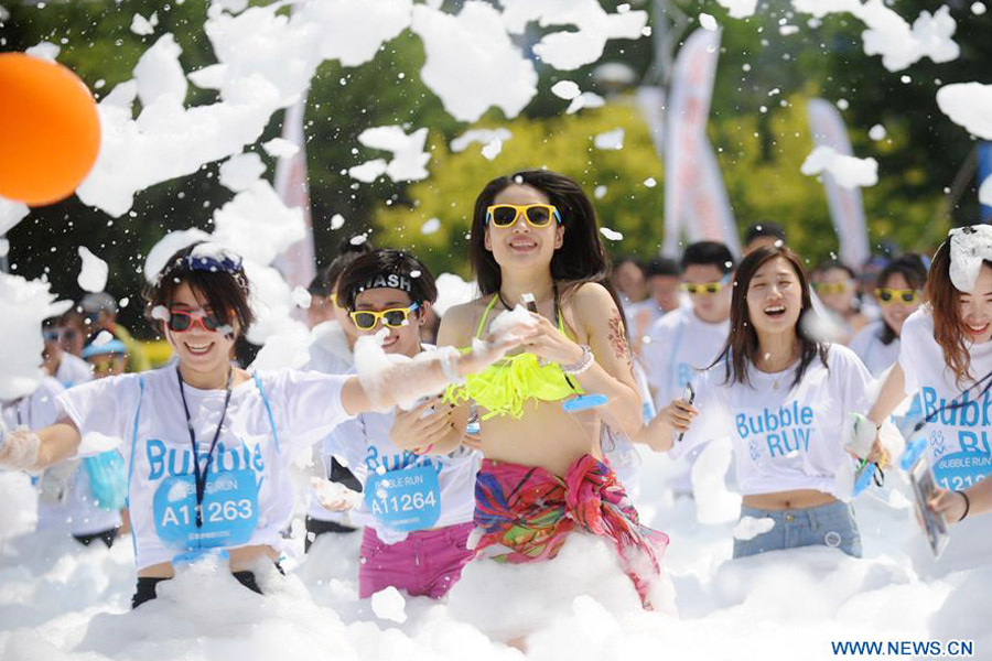 People attend Bubble Run activity in Shenyang
