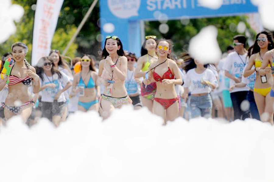 People attend Bubble Run activity in Shenyang