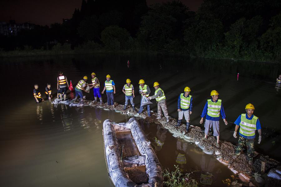 Rescuers build cofferdam to control flood in Wuhan, China's Hubei