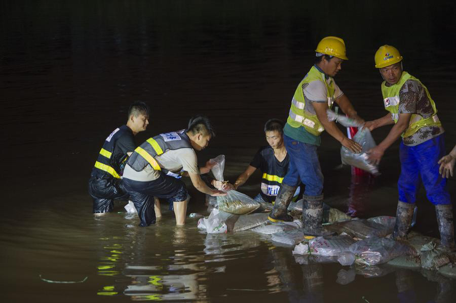 Rescuers build cofferdam to control flood in Wuhan, China's Hubei