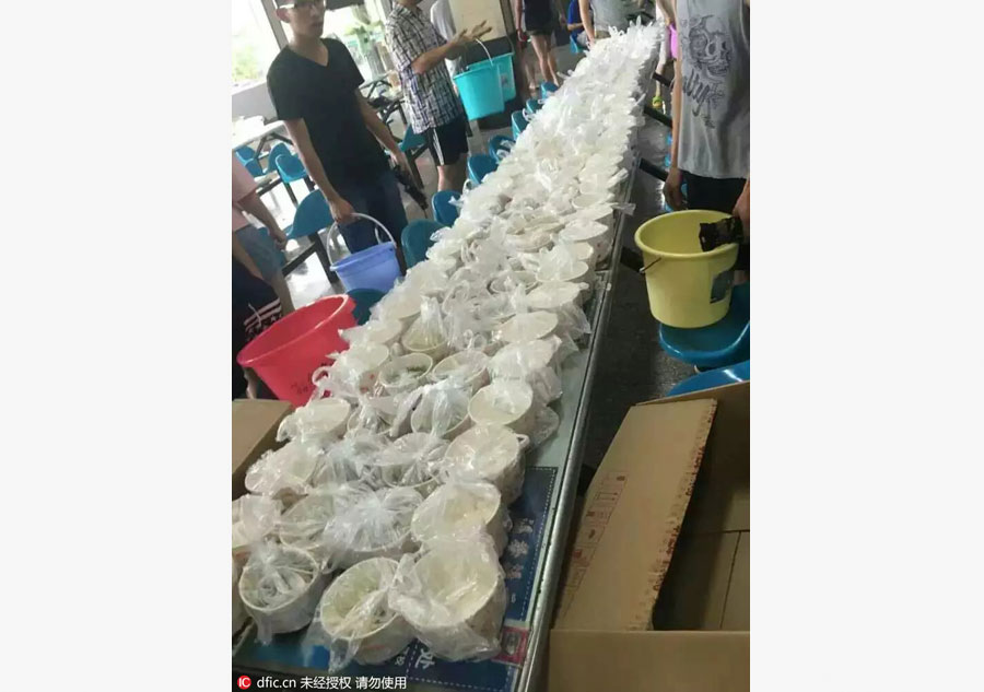 Life goes on in flooded Wuhan