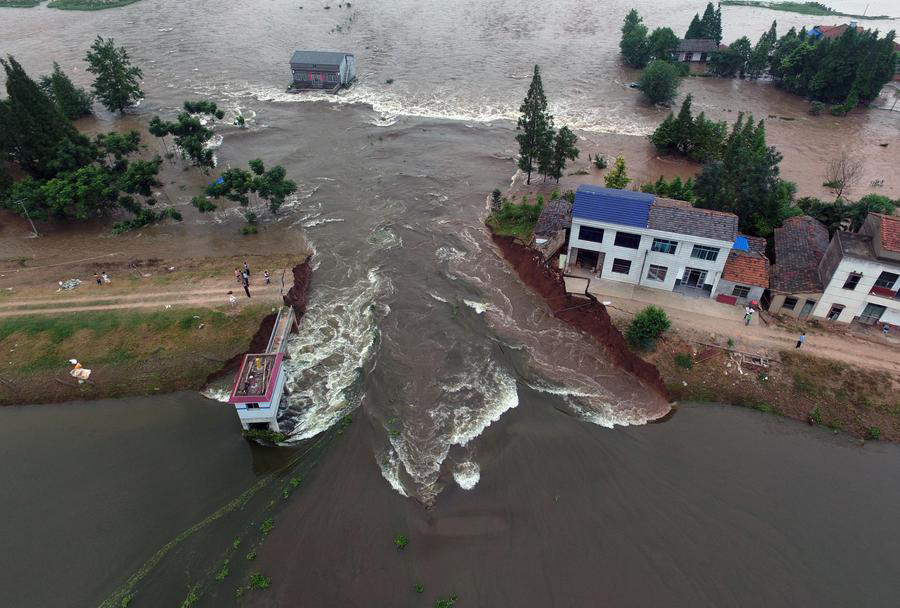 Dike breach forces residents to evacuate in Central China