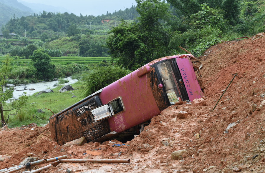 Landslide buries bus in East China