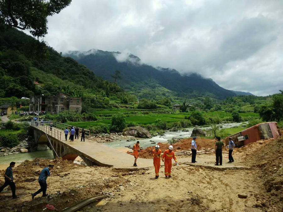 Landslide buries bus in East China