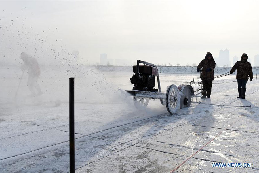 People perform ice-collection folk arts in NE China