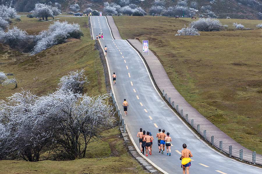 Runners brace against the chill at Chongqing marathon
