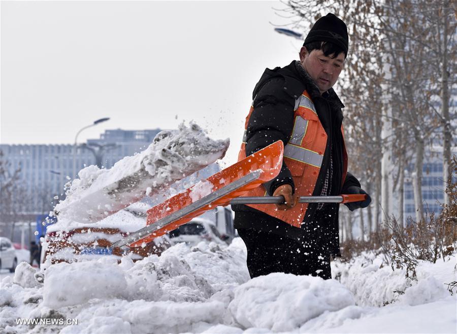 Heavy snow disrupts life in Urumqi