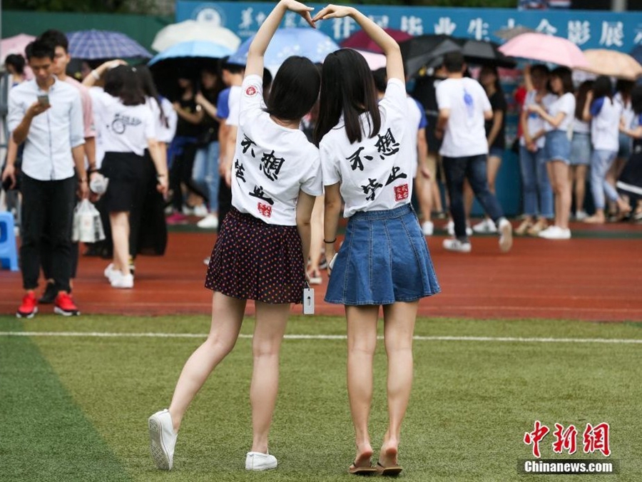 4,000 graduates and their teachers take 8-meter-long photo