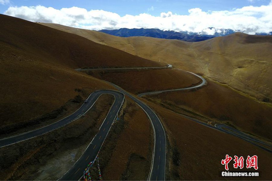 The road to Mount Qomolangma