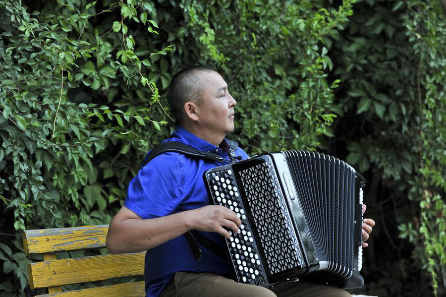 Accordion fanatic in NW China's Xinjiang
