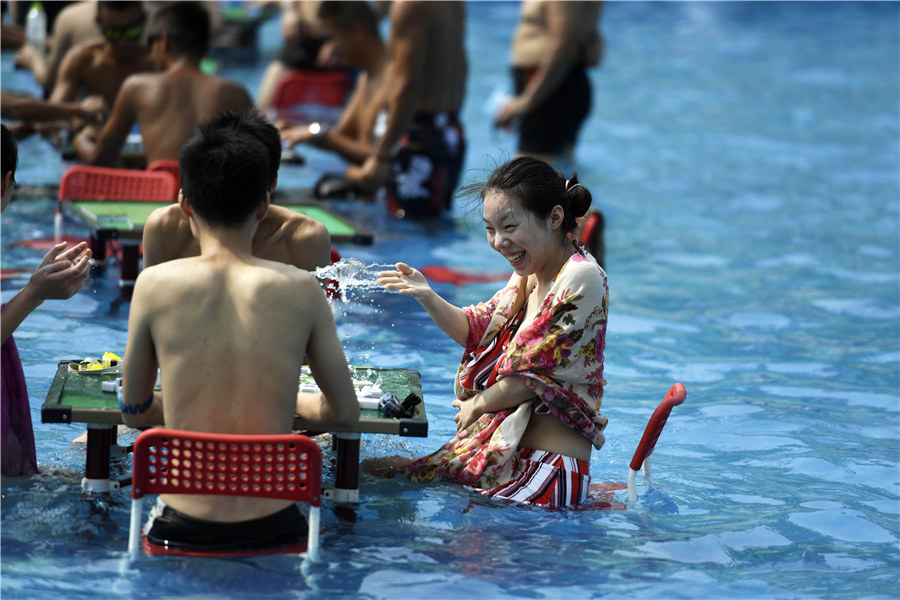 Play mahjong in water: Beating heat with fun