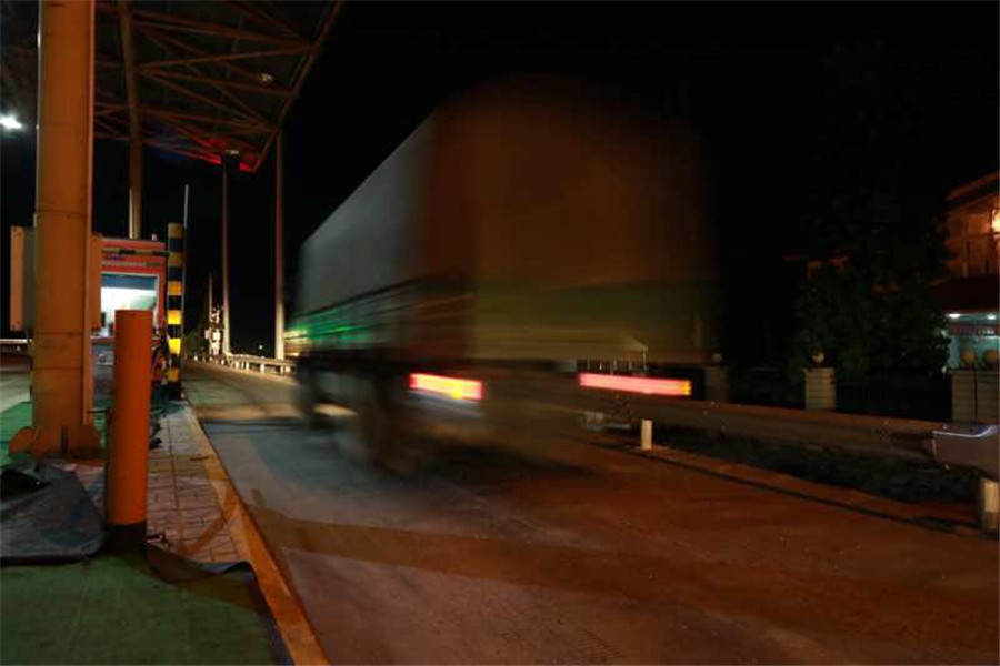 Rescuers work overnight to save quake victims