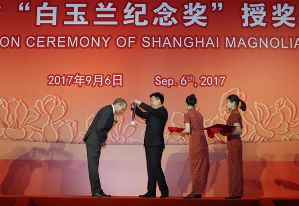 50 foreigners receive Magnolia Silver Award in Shanghai