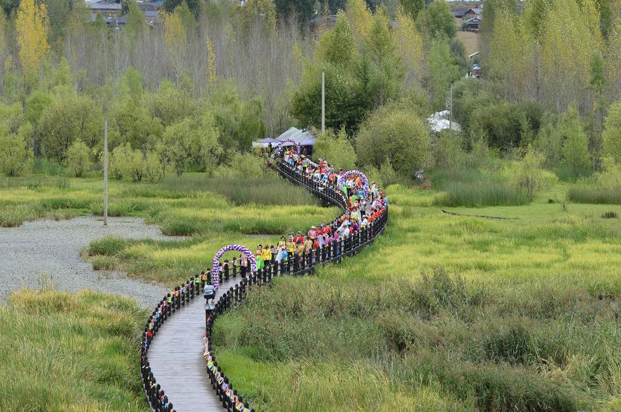 Group wedding ceremony held by Lugu Lake in SW China's Sichuan