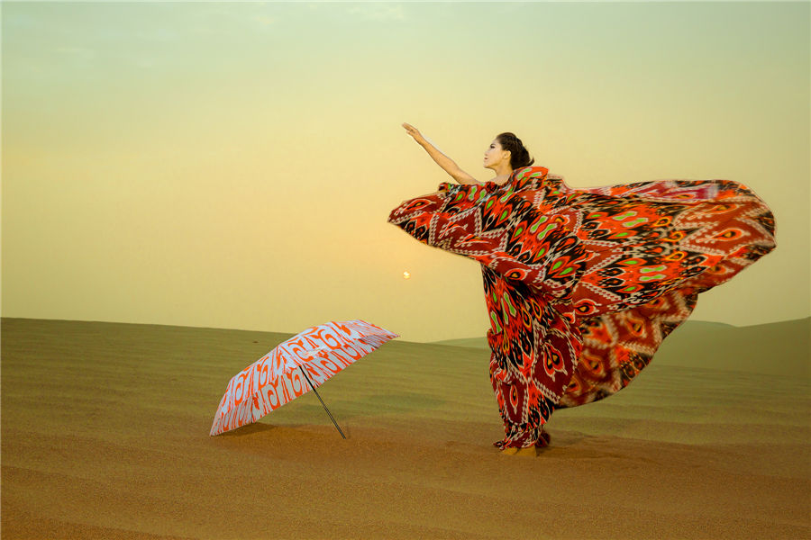 Models heat up Xinjiang desert with Atlas silk