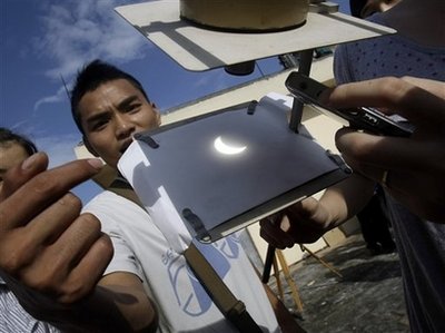 Asian stargazers cheer for wonder