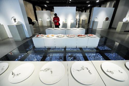 Attractive ceramic painting exhibition in E China