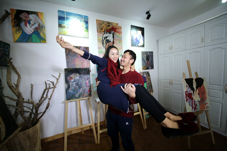 Un homme fait sa demande de mariage dans un 