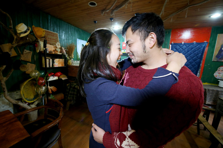 Un homme fait sa demande de mariage dans un 