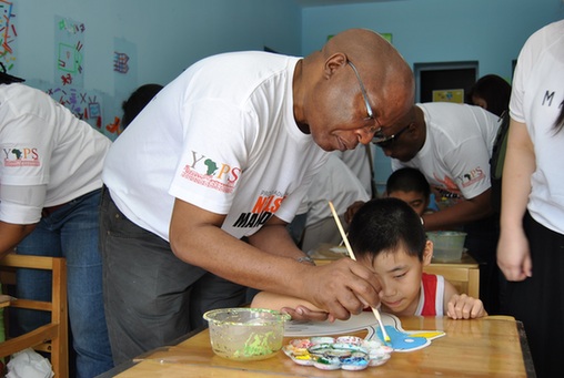 南非駐華使館向北京學校捐贈康復器材