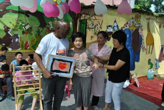 南非駐華使館向北京學校捐贈康復器材