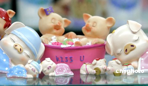 Lovely pig gizmos fascinate office ladies