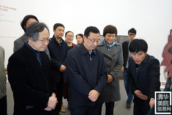 文化部部長雒樹剛在參觀非遺“研培計劃”試點(diǎn)成果匯報展時指出讓優(yōu)秀傳統(tǒng)文化傳出去、活起來