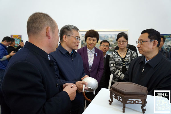 文化部部長雒樹剛在參觀非遺“研培計劃”試點(diǎn)成果匯報展時指出讓優(yōu)秀傳統(tǒng)文化傳出去、活起來