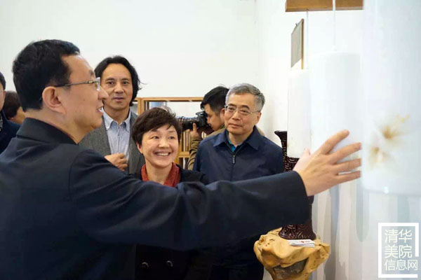 文化部部長雒樹剛在參觀非遺“研培計劃”試點成果匯報展時指出讓優秀傳統文化傳出去、活起來